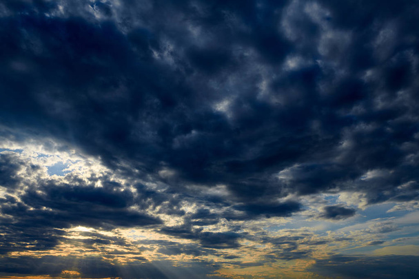 Beau coucher de soleil - ciel sombre avec nuages et lumière du soleil
 - Photo, image