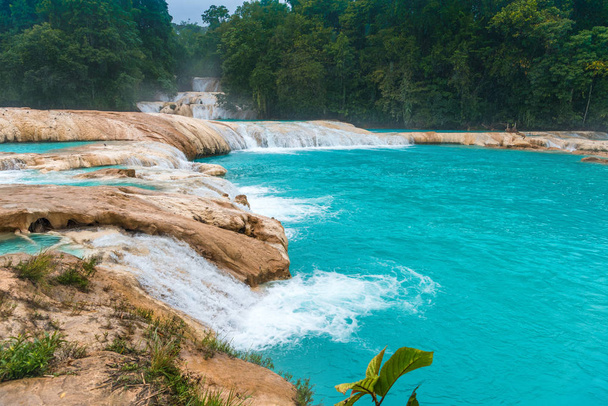 Cascadas de Agua Azul watervallen. Agua Azul. Yucatan. Mexico - Foto, afbeelding