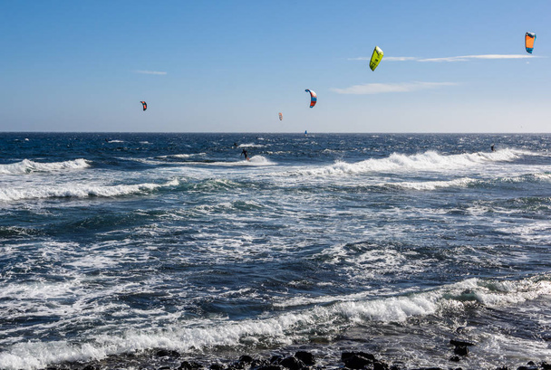 海の波にカイトサーフィンの航空写真。カイトサーフィン,カイトボーディングアクション写真 - 写真・画像