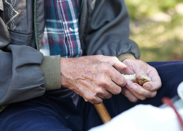 Yaşlı fakir adam ekmek yiyor - Fotoğraf, Görsel