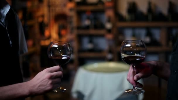Dos personas brindando con vino tinto
 - Metraje, vídeo