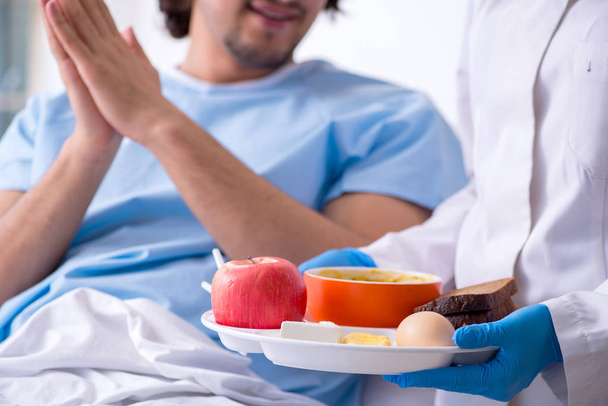 Mężczyzna jedzący jedzenie w szpitalu  - Zdjęcie, obraz