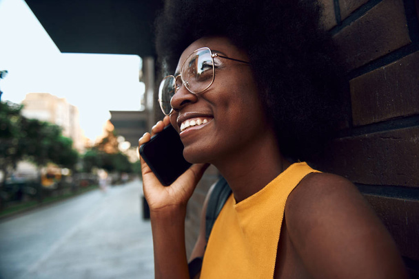 Felice giovane afro-americano signora parlando su smartphone
 - Foto, immagini