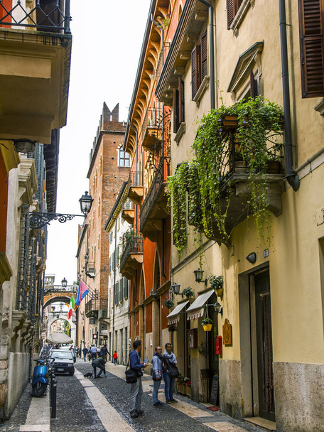 Verona, Italy, on April 24, 2019. the picturesque narrow street with a traditional architectural complex in the old city.  - Foto, imagen