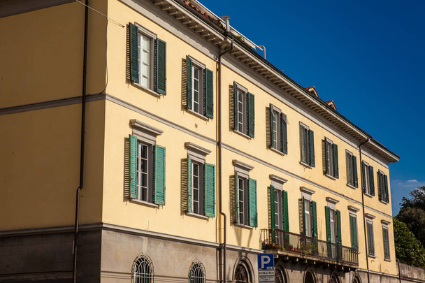 Colorata vecchia casa gialla con finestre verdi nel centro di Pisa
 - Foto, immagini