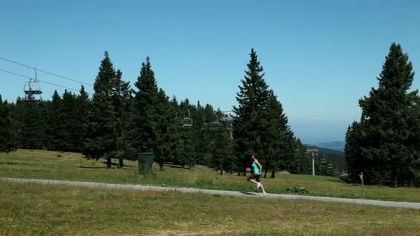 mladá žena zaběhat na náhorní planina - Záběry, video