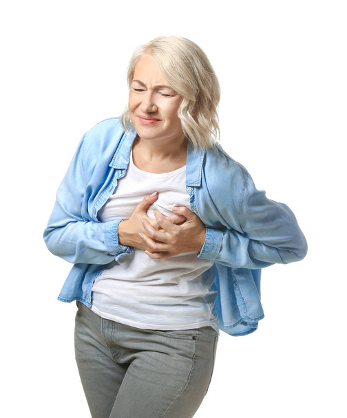 Mulher madura que sofre de ataque cardíaco em fundo branco
 - Foto, Imagem
