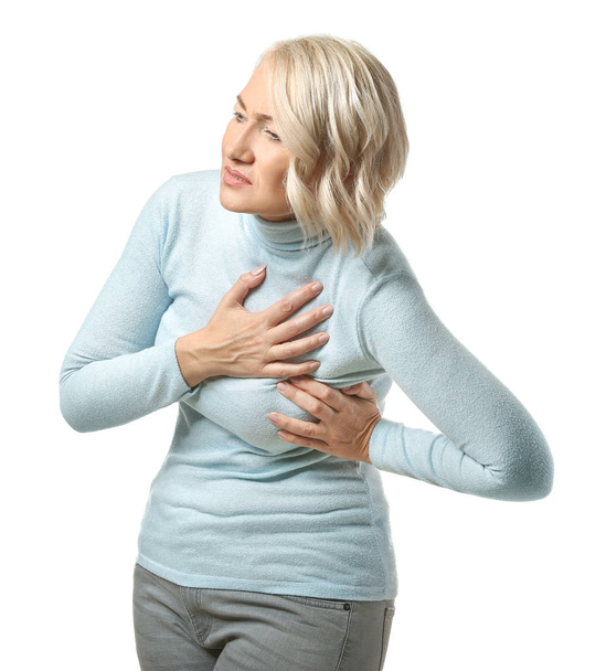 Olgun kadın beyaz arka plan üzerinde kalp krizi muzdarip - Fotoğraf, Görsel