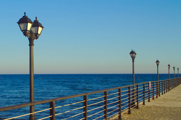 青い時間に空と地中海の前の海桟橋に街灯の列 - 写真・画像
