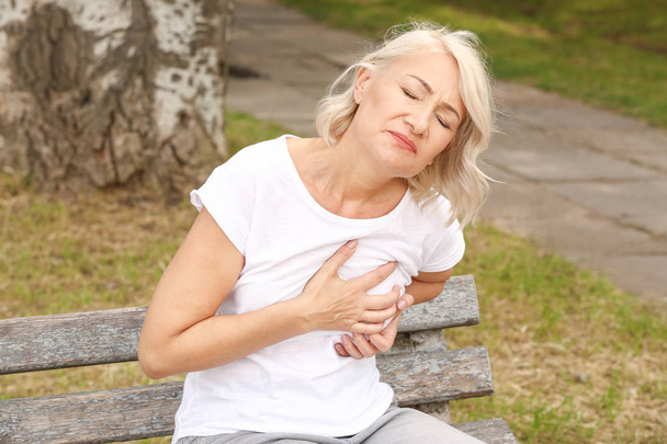 Olgun kadın kalp krizi açık havada acı - Fotoğraf, Görsel