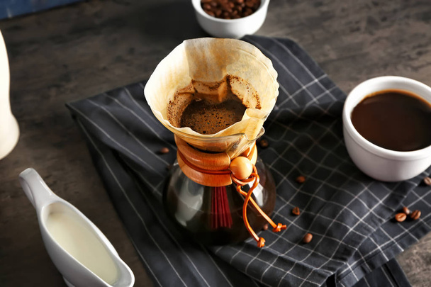 Caffè saporito in chemex su tavolo scuro
 - Foto, immagini