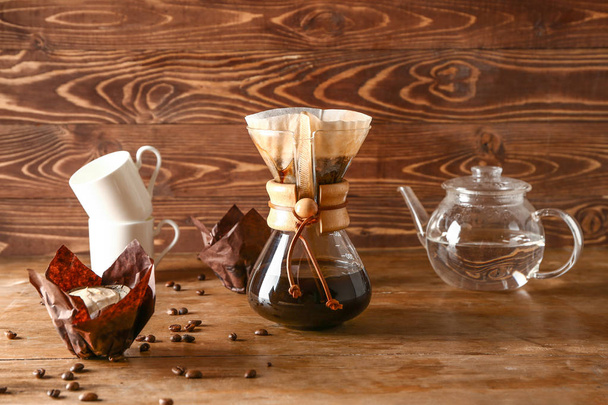 Caffè gustoso in chemex sul tavolo di legno
 - Foto, immagini
