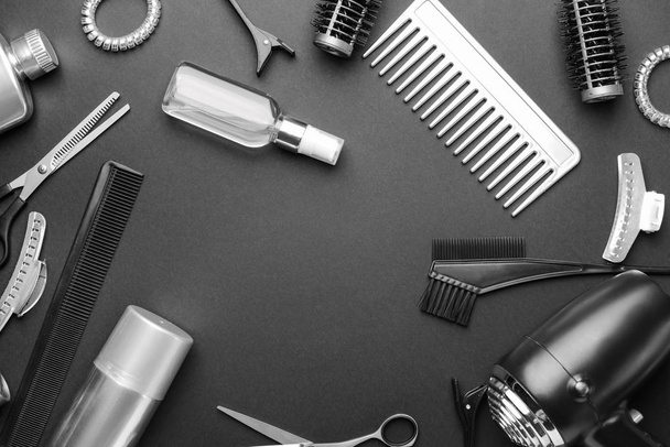 Zestaw narzędzi fryzjerskich i akcesoriów na ciemnym tle - Zdjęcie, obraz