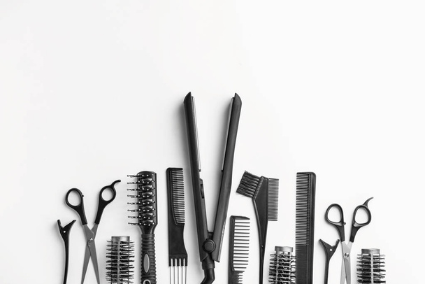 Набор инструментов и аксессуаров для парикмахеров на белом фоне
 - Фото, изображение