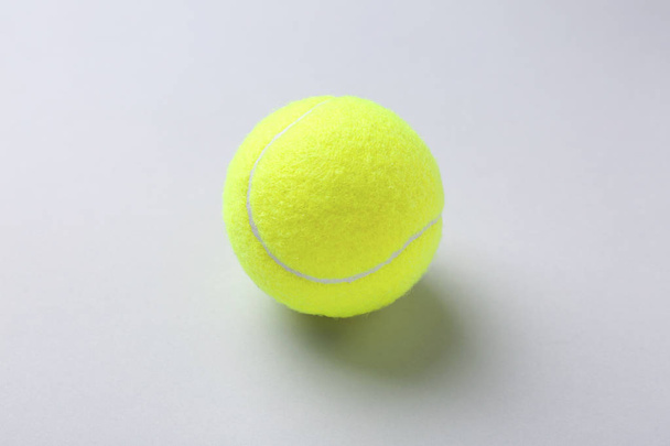Pelota de tenis sobre fondo claro
 - Foto, Imagen