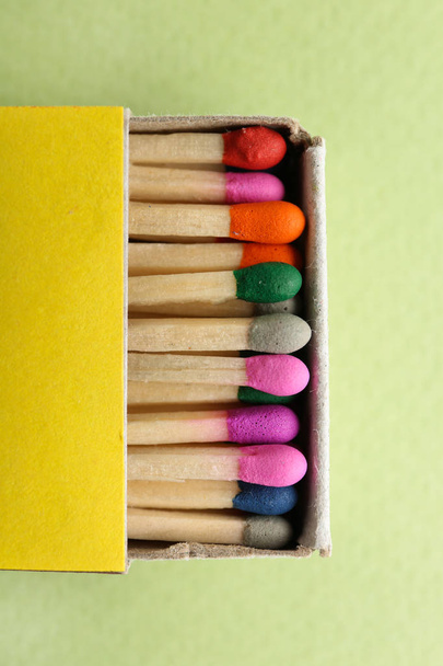 Renk arkaplanında kibrit kutusu, kapat - Fotoğraf, Görsel