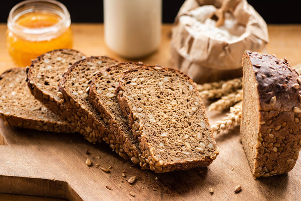 Sliced rye bread with sunflower seeds - Zdjęcie, obraz