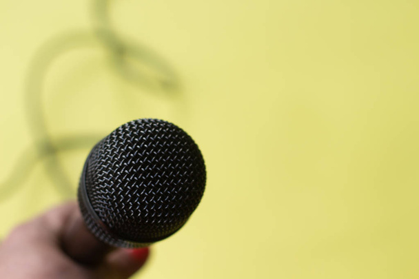 microfone para blogueiro, jornalista ou músico trabalhar em fundo amarelo. microfone karaoke. vista superior mock up espaço de exibição superior para texto
 - Foto, Imagem