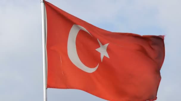Τουρκική εθνική σημαία κύματα στον άνεμο ενάντια στον ουρανό - Πλάνα, βίντεο