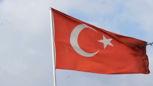 Turecká vlajka vlaje ve větru proti obloze - Záběry, video