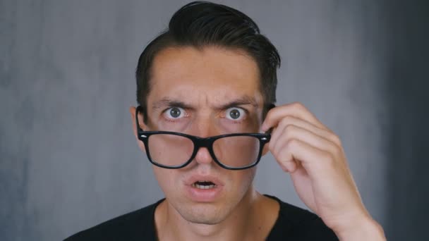 Shocked and Surprised Man enlève ses lunettes et regarde la caméra avec surprise
. - Séquence, vidéo