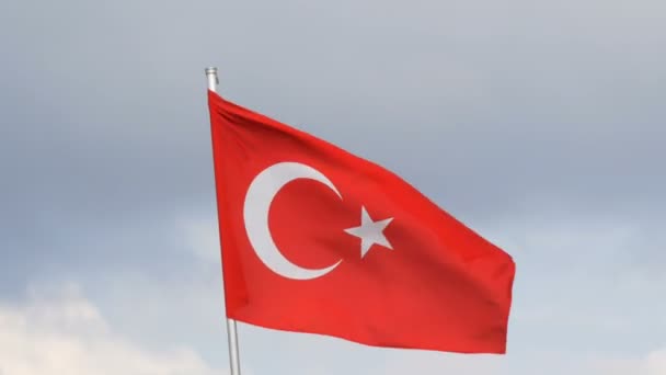Bandeira nacional turca acena no vento contra o céu
 - Filmagem, Vídeo