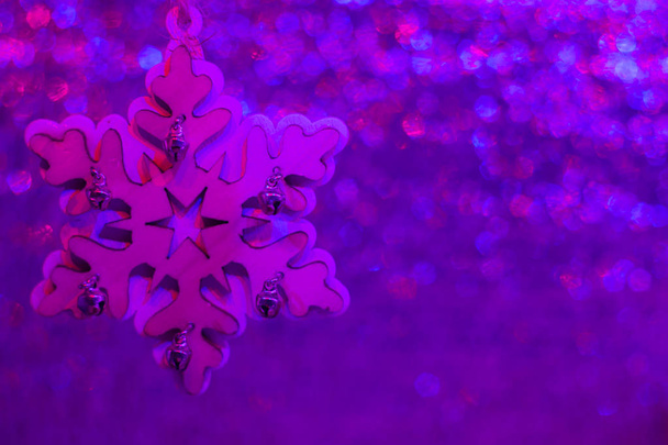 Płatki śniegu w żywych neonowych kolorach. Boże Narodzenie lub zima ciemne tło koncepcja. - Zdjęcie, obraz