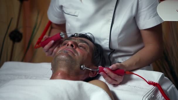 Tiro de um cuidado facial especial para um homem de meia-idade
 - Filmagem, Vídeo