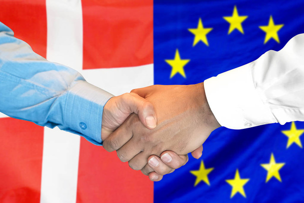 Danimarka ve Avrupa Birliği bayrak arka plan üzerinde el sıkışma. - Fotoğraf, Görsel