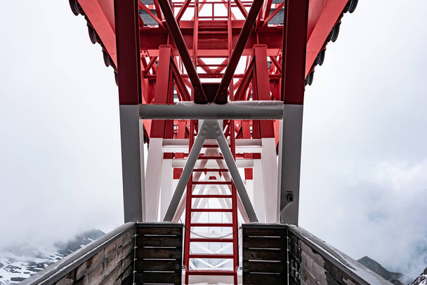 Пилон, красная и белая окрашенная стальная башня. Фрагменты, показывающие детали строительства, соединения, заклепки
. - Фото, изображение