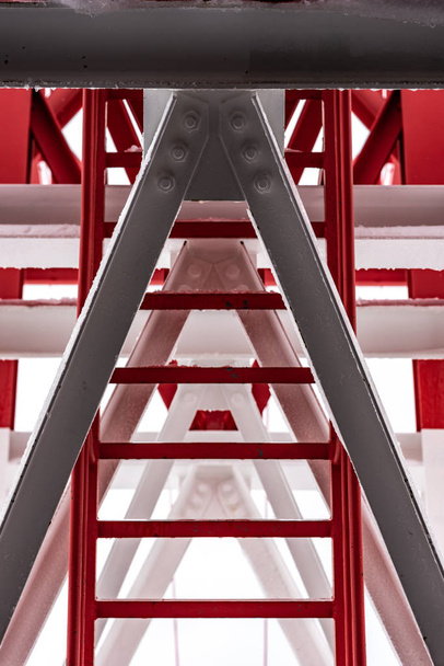 Пилон, красная и белая окрашенная стальная башня. Фрагменты, показывающие детали строительства, соединения, заклепки
.  - Фото, изображение