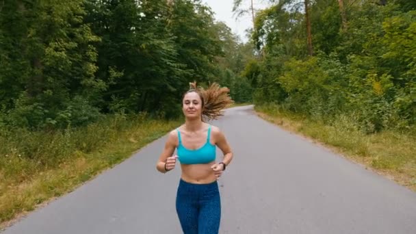 Frau läuft aus nächster Nähe. attraktive junge Frau im Sommer Wald oder Park laufen. Mädchen joggen im Freien. Ausdauerlauf - Filmmaterial, Video