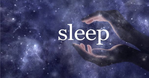 だから、あなたが眠りたいと助けが必要です - コピースペースと暗い青い宇宙の星空の背景に対して睡眠という言葉の周りにカップ化された部分的な透明な女性の手  - 写真・画像