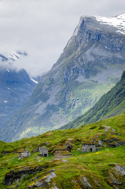 Norvég hegyi falu hagyományos gyep tetőházak, GE - Fotó, kép