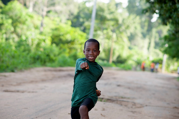 felice bambino in abbigliamento sportivo facendo esercizio in natura
 - Foto, immagini