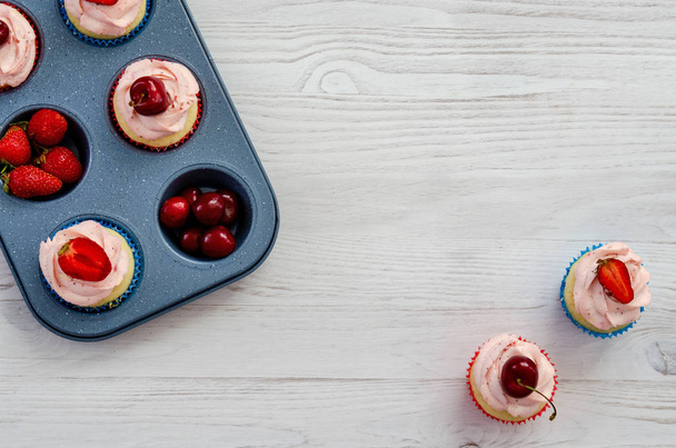 Freshly baked cranberry muffins in a muffin tin - Foto, afbeelding