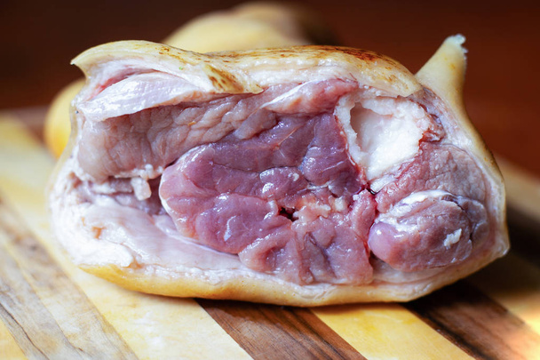 coscia di maiale fresca nel taglio, nocca di carne
  - Foto, immagini