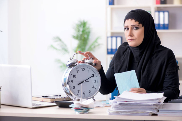 Mujer empleada contable en hijab trabajando en la oficina  - Foto, Imagen