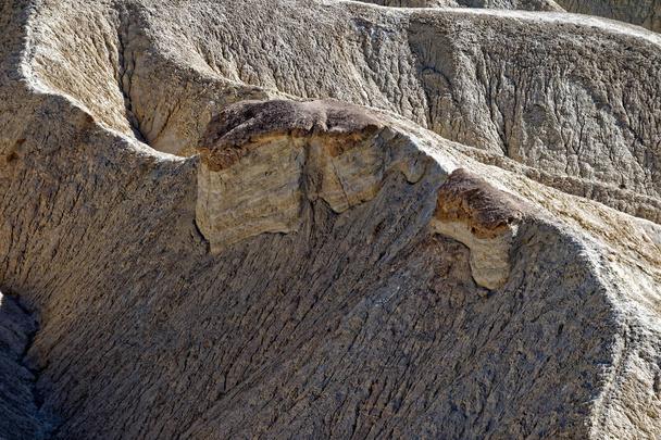 Kamień powierzchni. Badlands, Zabriskie Point Loop Park Narodowy doliny śmierci. Ścieśniać, tekstura, geologia - Zdjęcie, obraz