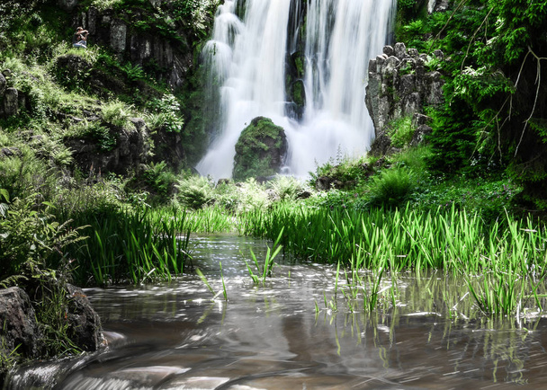長時間露光時間の自然による滑らかな滝 - 写真・画像