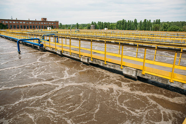 Réservoirs d'aération et d "épuration biologique des eaux usées dans les stations d" épuration
 - Photo, image