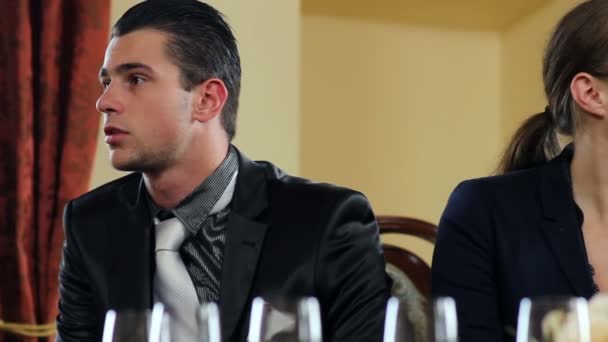Dos jóvenes empresarias hablando en un restaurante a la antigua
 - Imágenes, Vídeo