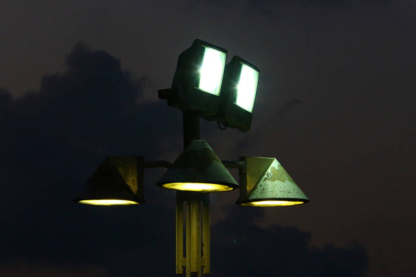 lanterne pour l'éclairage installé dans un parc urbain dans le nord d'Israël
  - Photo, image