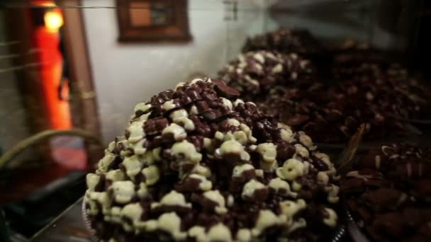 Lövés egy négy barátnő egy csokoládé praliné bolt - Felvétel, videó