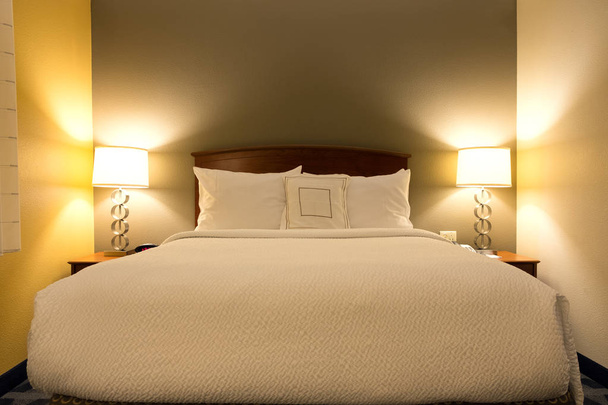 kingsize bed in een luxe hotelkamer - Foto, afbeelding