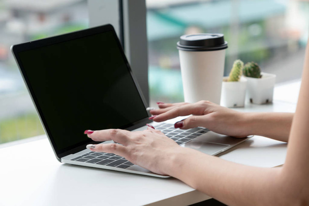 Business woman using laptop computer at cafe. - Fotografie, Obrázek