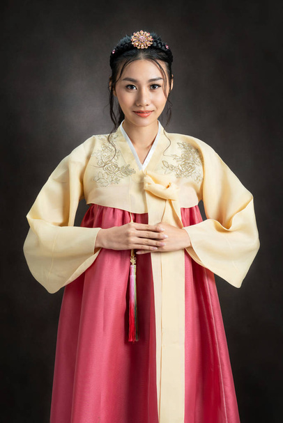 Корейская женщина в традиционном корейском платье (Hanbok
). - Фото, изображение