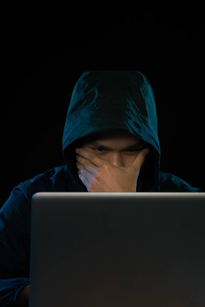 χάκερ και φορητό υπολογιστή που σημαίνουν δεδομένα ασφάλειας - Φωτογραφία, εικόνα