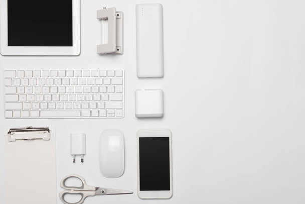 Mischung aus Bürobedarf und Gadgets auf weißem Hintergrund - Foto, Bild