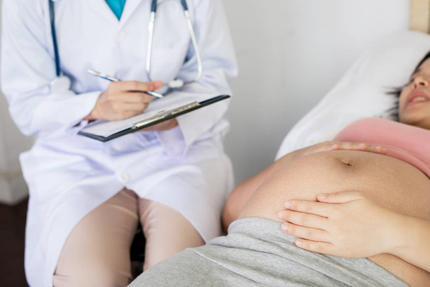 Mujer embarazada y médico ginecólogo en el hospital - Foto, imagen
